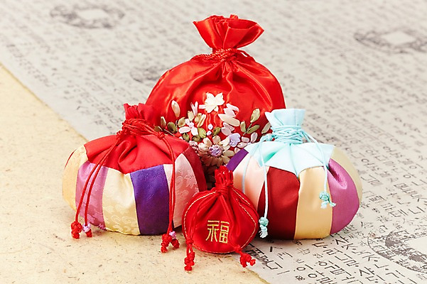 포토 JPG 스튜디오촬영 한국문화 한국전통 전통 전통문화 문화 생활용품 새해 복주머니 실내 한글 사람없음 주머니 오브젝트 색동 비단주머니 국내포토 문자 동양문화 전통소품 한국 내부 파일형식