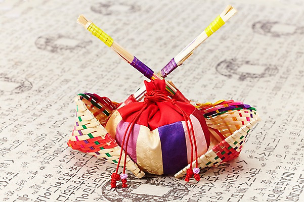 포토 JPG 스튜디오촬영 한국문화 한국전통 전통 전통문화 문화 생활용품 새해 복주머니 전통소품 실내 요리 한글 사람없음 장식 주머니 오브젝트 공예품 민속공예 복조리 색동 비단주머니 짚풀공예 국내포토 문자 동양문화 한국 내부 공예 파일형식