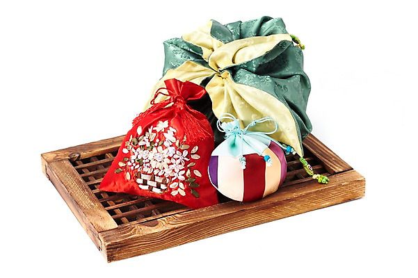 포토 JPG 스튜디오촬영 한국문화 한국전통 전통 전통문화 문화 생활용품 새해 복주머니 실내 누끼 사람없음 목재 주머니 오브젝트 색동 비단주머니 문틀 국내포토 나무 동양문화 재료 전통소품 한국 내부 파일형식