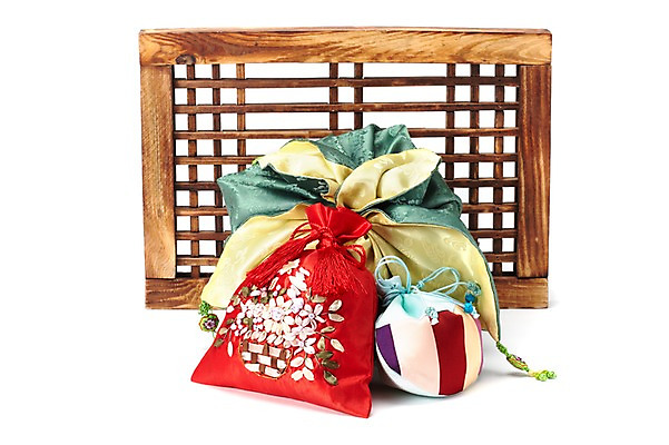 포토 JPG 스튜디오촬영 한국문화 한국전통 전통 전통문화 문화 생활용품 새해 복주머니 실내 누끼 사람없음 목재 주머니 오브젝트 색동 비단주머니 문틀 국내포토 나무 동양문화 재료 전통소품 한국 내부 파일형식