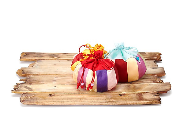 포토 JPG 스튜디오촬영 한국문화 한국전통 전통 전통문화 문화 생활용품 새해 복주머니 실내 누끼 사람없음 목재 판넬 주머니 오브젝트 색동 비단주머니 국내포토 나무 동양문화 재료 전통소품 한국 내부 파일형식