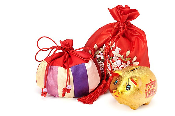 포토 JPG 스튜디오촬영 동물 한국문화 한국전통 전통 전통문화 문화 생활용품 새해 복주머니 실내 누끼 사람없음 저축 돼지저금통 저금통 돼지 주머니 오브젝트 색동 비단주머니 복돼지 국내포토 동양문화 포유류 전통소품 한국 내부 금융 파일형식