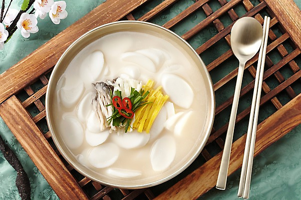 포토 JPG 스튜디오촬영 식물 그릇 식기 접시 명절 꽃 한식 음식 젓가락 새해 수저 실내 요리 사람없음 목재 숟가락 전통음식 나뭇가지 고명 오브젝트 겨울음식 매화 떡국 명절음식 문틀 국내포토 나무 전통 기념일 겨울 재료 내부 파일형식