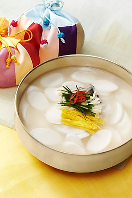 포토 JPG 스튜디오촬영 한국문화 한국전통 전통 그릇 접시 명절 전통문화 문화 한식 음식 생활용품 새해 복주머니 실내 요리 사람없음 전통음식 고명 주머니 오브젝트 겨울음식 떡국 명절음식 색동 비단주머니 국내포토 동양문화 식기 기념일 겨울 전통소품 한국 내부 파일형식