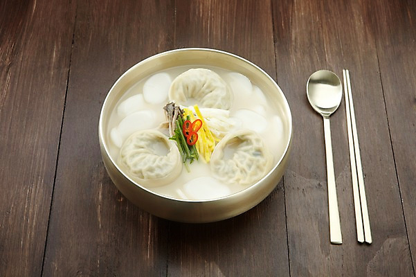 포토 JPG 스튜디오촬영 그릇 식기 접시 명절 한식 음식 젓가락 새해 수저 실내 요리 사람없음 목재 숟가락 전통음식 고명 오브젝트 겨울음식 떡국 명절음식 떡만두국 만두국 국내포토 나무 전통 기념일 겨울 재료 내부 파일형식