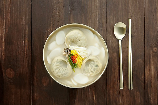 포토 JPG 스튜디오촬영 그릇 식기 접시 명절 한식 음식 젓가락 새해 수저 실내 요리 사람없음 목재 숟가락 전통음식 고명 오브젝트 겨울음식 떡국 명절음식 떡만두국 만두국 국내포토 나무 전통 기념일 겨울 재료 내부 파일형식