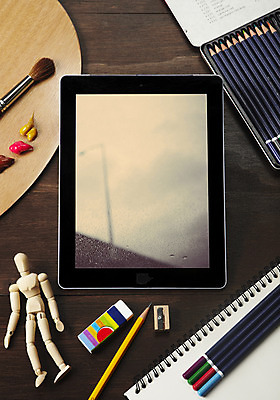 포토 JPG 스튜디오촬영 인형 색연필 실내 정보기술 미술 사람없음 전자제품 컴퓨터 태블릿 연필 스크린 물감 그림물감 통신기기 미술도구 터치 붓 팔레트 스마트 오브젝트 지우개 목각인형 관절인형 도화지 편리함 국내포토 종이 컨셉 통신 문화예술 학용품 기술 내부 스마트기기 필기구 기계 파일형식