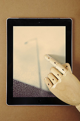 포토 JPG 스튜디오촬영 손 실내 정보기술 사람없음 신체부위 전자제품 컴퓨터 태블릿 모형 스크린 통신기기 터치 마네킹 스마트 목각인형 관절인형 편리함 나무인형 손모형 국내포토 인형 컨셉 통신 기술 사람 내부 스마트기기 기계 파일형식