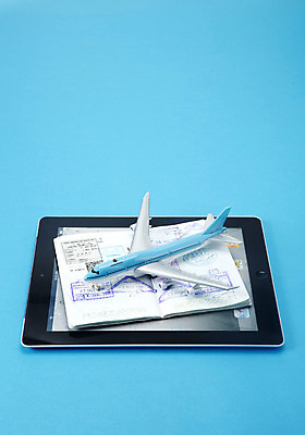 포토 JPG 스튜디오촬영 비행기 실내 정보기술 사람없음 전자제품 컴퓨터 태블릿 장난감 모형 스크린 통신기기 터치 스마트 오브젝트 여권 편리함 비행기모형 국내포토 컨셉 통신 항공교통 대중교통 기술 내부 스마트기기 기계 파일형식