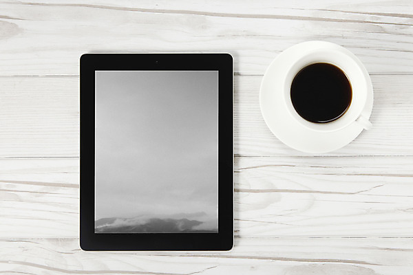 포토 JPG 스튜디오촬영 커피 잔 실내 정보기술 사람없음 컵 전자제품 컴퓨터 태블릿 스크린 통신기기 터치 전자책 차 커피잔 찻잔 스마트 편리함 국내포토 식기 음료 컨셉 통신 기술 내부 스마트기기 기계 파일형식