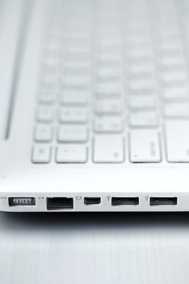 포토 JPG 스튜디오촬영 실내 정보기술 사람없음 노트북 전자제품 컴퓨터 통신기기 키보드 usb포트 USB 스마트 타자기 편리함 국내포토 컨셉 통신 기술 내부 기계 골동품 파일형식