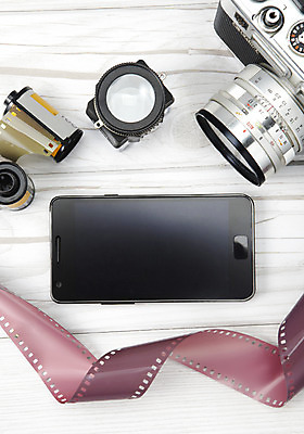 포토 JPG 스튜디오촬영 모바일 무선통신 실내 정보기술 사람없음 스마트폰 핸드폰 카메라 통신기기 전화기 필름 스마트 오브젝트 사진필름 편리함 루빼 루페 필름카메라 국내포토 컨셉 통신 기술 내부 전자제품 스마트기기 기계 파일형식