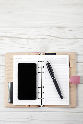 포토 JPG 스튜디오촬영 모바일 무선통신 실내 정보기술 사람없음 스마트폰 핸드폰 필기구 펜 볼펜 다이어리 통신기기 메모지 전화기 스마트 오브젝트 스케줄러 편리함 국내포토 컨셉 통신 문구용품 기술 내부 전자제품 스마트기기 사무용품 기계 파일형식