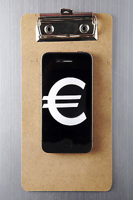 포토 JPG 스튜디오촬영 기호 모바일 무선통신 실내 정보기술 사람없음 스마트폰 핸드폰 통신기기 유로 화폐기호 전화기 스마트 오브젝트 단위 편리함 국내포토 문자 컨셉 돈 통신 기술 내부 전자제품 스마트기기 기계 화폐 파일형식