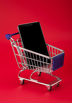 포토 JPG 스튜디오촬영 모바일 무선통신 실내 정보기술 사람없음 스마트폰 핸드폰 카트 쇼핑카 통신기기 전화기 스마트 오브젝트 편리함 국내포토 컨셉 통신 기술 내부 전자제품 스마트기기 쇼핑 기계 파일형식