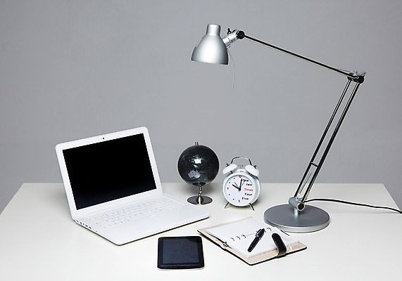 포토 JPG 스튜디오촬영 시계 탁자 전등 조명 실내 정보기술 사람없음 노트북 전자제품 빛 컴퓨터 태블릿 필기구 펜 볼펜 지구본 스크린 다이어리 통신기기 스탠드 스마트 책상 오브젝트 탁상시계 실내등 편리함 국내포토 가구 컨셉 통신 문구용품 기술 내부 스마트기기 사무용품 기계 파일형식