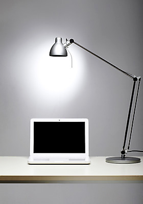 포토 JPG 스튜디오촬영 탁자 전등 조명 실내 정보기술 사람없음 노트북 전자제품 빛 컴퓨터 스크린 통신기기 스탠드 스마트 책상 실내등 편리함 국내포토 가구 컨셉 통신 기술 내부 기계 파일형식