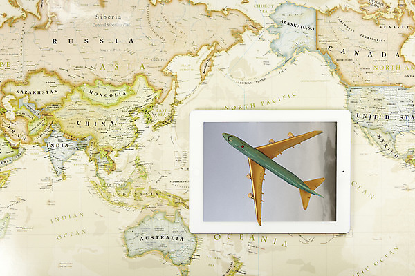 포토 JPG 스튜디오촬영 여행 세계지도 지도 비행기 실내 정보기술 사람없음 전자제품 컴퓨터 태블릿 장난감 모형 스크린 통신기기 터치 스마트 편리함 비행기모형 국내포토 컨셉 통신 항공교통 대중교통 기술 내부 스마트기기 세계 기계 파일형식