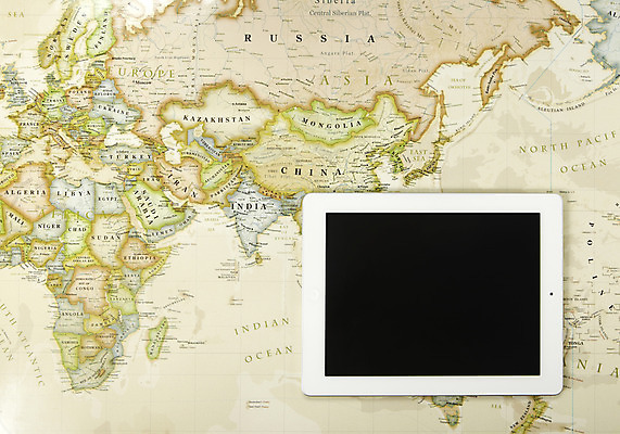 포토 JPG 스튜디오촬영 세계지도 지도 실내 정보기술 사람없음 전자제품 컴퓨터 태블릿 스크린 통신기기 터치 스마트 편리함 국내포토 컨셉 통신 기술 내부 스마트기기 세계 기계 파일형식