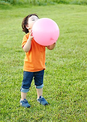 포토 JPG 주간 전신 라이프스타일 공원 남자 어린이라이프 아들 어린이 여행 놀이 휴가 한국 한명 서기 들기 사람 동양인 소년 잔디 야외 앞모습 장난감 제주도 소풍 놀이용품 산책 유치원생 한국인 불기 순수 즐거움 상쾌 함덕해수욕장 풍선 풍선놀이 풍선불기 남자만 남자한명만 어린이만 소년만 소년한명만 국내포토 자연요소 식물 1 공공시설 감정 아시아 뷰포인트 컨셉 가족 모션 휴식 인종 생활 야외활동 해수욕장 오브젝트 함덕 파일형식