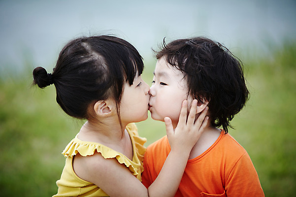 포토 JPG 주간 라이프스타일 공원 여자 남자 딸 어린이라이프 아들 어린이 여행 휴가 키스 한국 남매 사람 동양인 소녀 소년 잔디 상반신 야외 두명 앞모습 아웃포커스 친구 제주도 소풍 우정 산책 한국인 순수 즐거움 상쾌 함덕해수욕장 어린이만 국내포토 자연요소 식물 공공시설 감정 아시아 뷰포인트 컨셉 가족 관계 휴식 촬영기법 인종 생활 야외활동 해수욕장 애정표현 함덕 파일형식