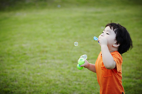 포토 JPG 주간 라이프스타일 공원 남자 어린이라이프 아들 어린이 여행 놀이 휴가 한국 한명 서기 들기 사람 동양인 소년 잔디 상반신 해변 야외 옆모습 아웃포커스 장난감 제주도 소풍 놀이용품 산책 유치원생 한국인 비눗방울 불기 순수 즐거움 상쾌 함덕해수욕장 비눗방울놀이 남자만 남자한명만 어린이만 소년만 소년한명만 국내포토 자연요소 식물 1 공공시설 감정 아시아 바다 뷰포인트 컨셉 가족 모션 휴식 촬영기법 인종 생활 야외활동 해수욕장 오브젝트 함덕 파일형식