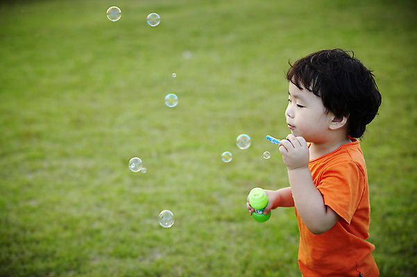 포토 JPG 주간 라이프스타일 공원 남자 어린이라이프 아들 어린이 여행 놀이 휴가 한국 한명 서기 들기 사람 동양인 소년 잔디 상반신 해변 야외 옆모습 아웃포커스 장난감 제주도 소풍 놀이용품 산책 유치원생 한국인 비눗방울 불기 순수 즐거움 상쾌 함덕해수욕장 비눗방울놀이 남자만 남자한명만 어린이만 소년만 소년한명만 국내포토 자연요소 식물 1 공공시설 감정 아시아 바다 뷰포인트 컨셉 가족 모션 휴식 촬영기법 인종 생활 야외활동 해수욕장 오브젝트 함덕 파일형식