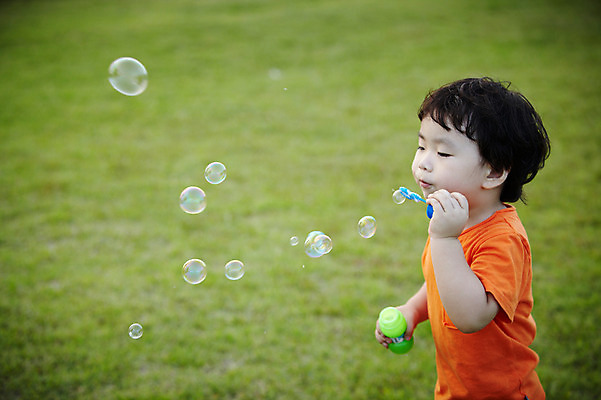 포토 JPG 주간 라이프스타일 공원 남자 어린이라이프 아들 어린이 여행 놀이 휴가 한국 한명 서기 들기 사람 동양인 소년 잔디 상반신 해변 야외 옆모습 아웃포커스 장난감 제주도 소풍 놀이용품 산책 유치원생 한국인 비눗방울 불기 순수 즐거움 상쾌 함덕해수욕장 비눗방울놀이 남자만 남자한명만 어린이만 소년만 소년한명만 국내포토 자연요소 식물 1 공공시설 감정 아시아 바다 뷰포인트 컨셉 가족 모션 휴식 촬영기법 인종 생활 야외활동 해수욕장 오브젝트 함덕 파일형식