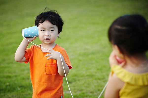 포토 JPG 주간 라이프스타일 공원 여자 남자 딸 어린이라이프 아들 어린이 여행 놀이 휴가 한국 남매 서기 미소 웃음 들기 사람 동양인 소녀 소년 잔디 상반신 야외 두명 앞모습 뒷모습 아웃포커스 친구 장난감 제주도 소풍 놀이용품 산책 유치원생 한국인 종이컵 실전화기 전화기 순수 즐거움 상쾌 함덕해수욕장 통화 전화놀이 어린이만 국내포토 자연요소 식물 공공시설 감정 아시아 뷰포인트 컨셉 가족 관계 모션 휴식 촬영기법 표정 인종 생활 컵 야외활동 일회용 해수욕장 오브젝트 함덕 파일형식