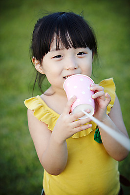 포토 JPG 주간 라이프스타일 공원 여자 딸 어린이라이프 어린이 여행 놀이 휴가 한국 한명 서기 미소 웃음 들기 사람 동양인 소녀 잔디 상반신 야외 앞모습 아웃포커스 장난감 제주도 소풍 놀이용품 산책 유치원생 한국인 종이컵 실전화기 전화기 순수 즐거움 상쾌 함덕해수욕장 통화 전화놀이 여자만 여자한명만 어린이만 소녀만 소녀한명만 국내포토 자연요소 식물 1 공공시설 감정 아시아 뷰포인트 컨셉 가족 모션 휴식 촬영기법 표정 인종 생활 컵 야외활동 일회용 해수욕장 오브젝트 함덕 파일형식