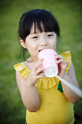 포토 JPG 주간 라이프스타일 공원 여자 딸 어린이라이프 어린이 여행 놀이 휴가 한국 한명 서기 미소 웃음 들기 사람 동양인 소녀 잔디 상반신 야외 앞모습 아웃포커스 장난감 제주도 소풍 놀이용품 산책 유치원생 한국인 종이컵 실전화기 전화기 순수 즐거움 상쾌 함덕해수욕장 통화 전화놀이 여자만 여자한명만 어린이만 소녀만 소녀한명만 국내포토 자연요소 식물 1 공공시설 감정 아시아 뷰포인트 컨셉 가족 모션 휴식 촬영기법 표정 인종 생활 컵 야외활동 일회용 해수욕장 오브젝트 함덕 파일형식