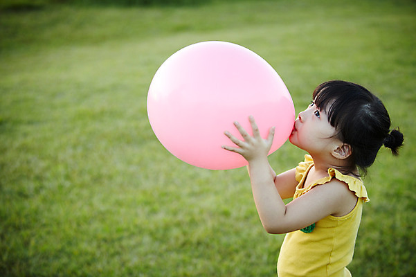포토 JPG 주간 라이프스타일 공원 여자 딸 어린이라이프 어린이 여행 놀이 휴가 한국 한명 서기 들기 사람 동양인 소녀 잔디 상반신 야외 옆모습 아웃포커스 장난감 제주도 소풍 놀이용품 산책 유치원생 한국인 불기 순수 즐거움 상쾌 함덕해수욕장 풍선 풍선놀이 풍선불기 여자만 여자한명만 어린이만 소녀만 소녀한명만 국내포토 자연요소 식물 1 공공시설 감정 아시아 뷰포인트 컨셉 가족 모션 휴식 촬영기법 인종 생활 야외활동 해수욕장 오브젝트 함덕 파일형식