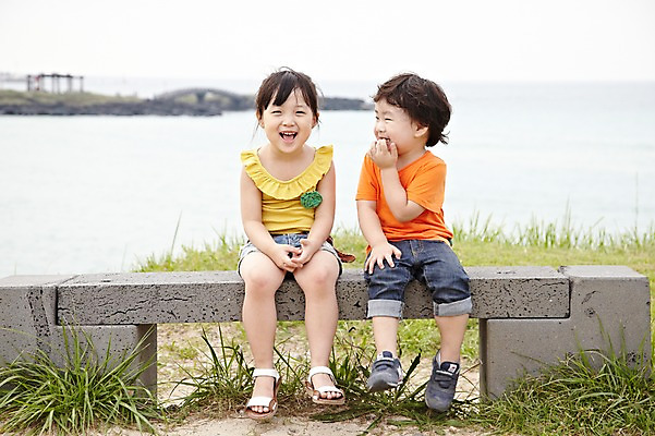 포토 JPG 주간 전신 라이프스타일 공원 여자 남자 딸 어린이라이프 아들 어린이 여행 의자 휴가 한국 남매 미소 웃음 사람 앉기 동양인 소녀 소년 잔디 해변 야외 두명 앞모습 친구 제주도 소풍 우정 산책 한국인 순수 즐거움 상쾌 함덕해수욕장 어린이만 국내포토 자연요소 식물 공공시설 감정 아시아 바다 뷰포인트 가구 컨셉 가족 관계 모션 휴식 표정 인종 생활 야외활동 해수욕장 함덕 파일형식