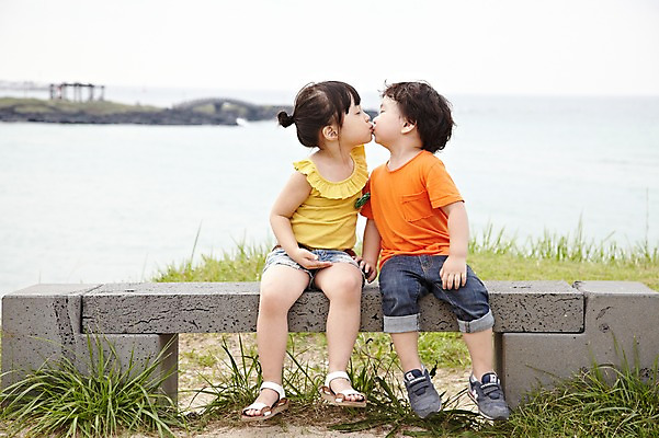 포토 JPG 주간 전신 라이프스타일 공원 여자 남자 딸 어린이라이프 아들 어린이 여행 의자 휴가 키스 한국 남매 사람 앉기 동양인 소녀 소년 잔디 해변 야외 두명 앞모습 뒷모습 친구 제주도 소풍 우정 산책 한국인 순수 즐거움 상쾌 함덕해수욕장 어린이만 국내포토 자연요소 식물 공공시설 감정 아시아 바다 뷰포인트 가구 컨셉 가족 관계 모션 휴식 인종 생활 야외활동 해수욕장 애정표현 함덕 파일형식