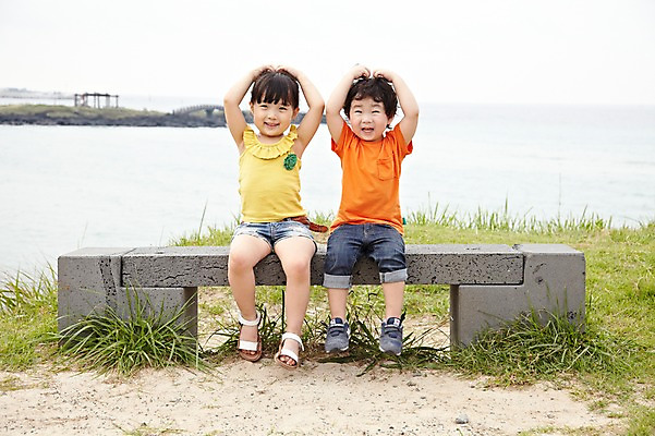 포토 JPG 주간 전신 라이프스타일 공원 여자 남자 딸 어린이라이프 아들 어린이 여행 의자 모션 휴가 한국 남매 미소 웃음 사람 앉기 동양인 손짓 소녀 소년 잔디 해변 야외 두명 앞모습 친구 제주도 소풍 손들기 우정 산책 한국인 순수 즐거움 상쾌 함덕해수욕장 어린이만 국내포토 자연요소 식물 공공시설 감정 아시아 바다 뷰포인트 가구 컨셉 가족 관계 휴식 표정 인종 생활 야외활동 해수욕장 함덕 파일형식