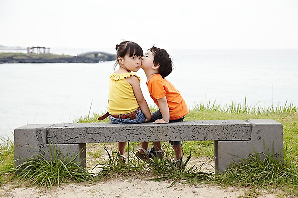 포토 JPG 주간 전신 라이프스타일 공원 여자 남자 딸 어린이라이프 아들 어린이 여행 의자 휴가 키스 한국 남매 사람 앉기 동양인 소녀 소년 잔디 해변 야외 두명 뒷모습 친구 제주도 소풍 우정 산책 한국인 뒤돌아보기 순수 즐거움 상쾌 함덕해수욕장 어린이만 국내포토 자연요소 식물 공공시설 감정 아시아 바다 뷰포인트 가구 컨셉 가족 관계 모션 휴식 인종 생활 야외활동 해수욕장 애정표현 함덕 파일형식