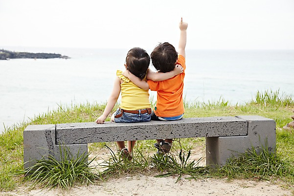 포토 JPG 주간 전신 라이프스타일 응시 공원 여자 남자 딸 어린이라이프 아들 어린이 여행 의자 모션 어깨동무 휴가 한국 남매 사람 앉기 동양인 손짓 소녀 소년 잔디 해변 야외 두명 뒷모습 친구 제주도 소풍 우정 산책 한국인 가리킴 순수 즐거움 상쾌 함덕해수욕장 어린이만 국내포토 자연요소 식물 시선 공공시설 감정 아시아 바다 뷰포인트 포즈 가구 컨셉 가족 관계 휴식 인종 생활 야외활동 해수욕장 함덕 파일형식