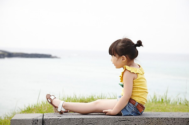 포토 JPG 주간 전신 라이프스타일 응시 공원 여자 딸 어린이라이프 어린이 바다 여행 의자 휴가 휴식 한국 한명 사람 앉기 동양인 소녀 잔디 해변 야외 옆모습 아웃포커스 제주도 소풍 산책 한국인 순수 즐거움 상쾌 함덕해수욕장 여자만 여자한명만 어린이만 소녀만 소녀한명만 국내포토 자연요소 식물 1 시선 공공시설 감정 아시아 뷰포인트 가구 컨셉 가족 모션 촬영기법 인종 생활 야외활동 해수욕장 함덕 파일형식