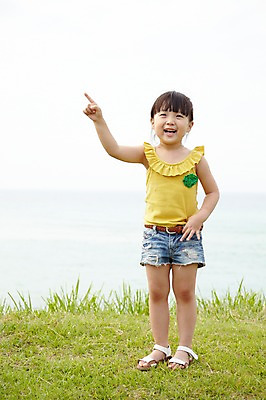 포토 JPG 주간 전신 라이프스타일 공원 여자 딸 어린이라이프 어린이 바다 여행 모션 휴가 한국 한명 서기 미소 웃음 사람 동양인 손짓 소녀 잔디 해변 야외 앞모습 제주도 소풍 산책 한국인 가리킴 지시 순수 즐거움 상쾌 함덕해수욕장 여자만 여자한명만 어린이만 소녀만 소녀한명만 국내포토 자연요소 식물 1 공공시설 감정 아시아 뷰포인트 컨셉 가족 휴식 표정 인종 생활 야외활동 해수욕장 함덕 파일형식