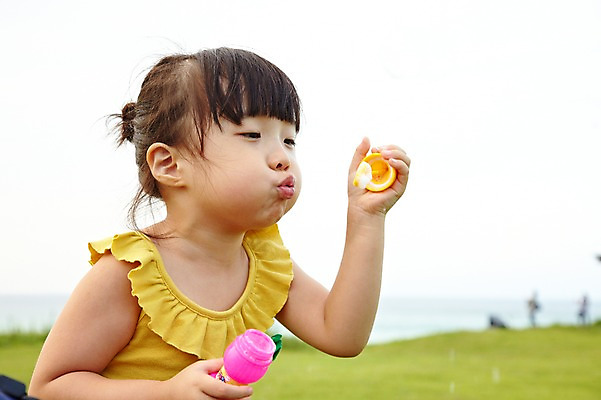 포토 JPG 주간 라이프스타일 공원 여자 딸 어린이라이프 어린이 여행 놀이 휴가 한국 한명 들기 사람 동양인 소녀 잔디 상반신 해변 야외 옆모습 아웃포커스 장난감 제주도 소풍 놀이용품 산책 유치원생 한국인 비눗방울 불기 순수 즐거움 상쾌 함덕해수욕장 비눗방울놀이 여자만 여자한명만 어린이만 소녀만 소녀한명만 국내포토 자연요소 식물 1 공공시설 감정 아시아 바다 뷰포인트 컨셉 가족 모션 휴식 촬영기법 인종 생활 야외활동 해수욕장 오브젝트 함덕 파일형식