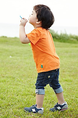 포토 JPG 주간 전신 라이프스타일 공원 남자 어린이라이프 아들 어린이 여행 놀이 휴가 한국 한명 서기 들기 사람 동양인 소년 잔디 해변 야외 옆모습 장난감 제주도 소풍 놀이용품 산책 유치원생 한국인 비눗방울 불기 순수 즐거움 상쾌 함덕해수욕장 비눗방울놀이 남자만 남자한명만 어린이만 소년만 소년한명만 국내포토 자연요소 식물 1 공공시설 감정 아시아 바다 뷰포인트 컨셉 가족 모션 휴식 인종 생활 야외활동 해수욕장 오브젝트 함덕 파일형식