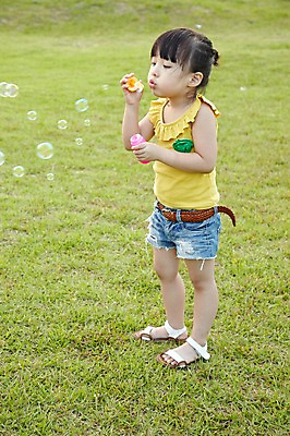 포토 JPG 주간 전신 라이프스타일 공원 여자 딸 어린이라이프 어린이 여행 놀이 휴가 한국 한명 서기 들기 사람 동양인 소녀 잔디 야외 옆모습 장난감 제주도 소풍 놀이용품 산책 유치원생 한국인 비눗방울 불기 순수 즐거움 상쾌 함덕해수욕장 비눗방울놀이 여자만 여자한명만 어린이만 소녀만 소녀한명만 국내포토 자연요소 식물 1 공공시설 감정 아시아 뷰포인트 컨셉 가족 모션 휴식 인종 생활 야외활동 해수욕장 오브젝트 함덕 파일형식