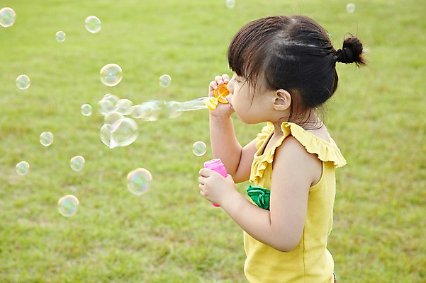 포토 JPG 주간 라이프스타일 공원 여자 딸 어린이라이프 어린이 여행 놀이 휴가 한국 한명 서기 들기 사람 동양인 소녀 잔디 상반신 야외 옆모습 장난감 제주도 소풍 놀이용품 산책 유치원생 한국인 비눗방울 불기 순수 즐거움 상쾌 함덕해수욕장 비눗방울놀이 여자만 여자한명만 어린이만 소녀만 소녀한명만 국내포토 자연요소 식물 1 공공시설 감정 아시아 뷰포인트 컨셉 가족 모션 휴식 인종 생활 야외활동 해수욕장 오브젝트 함덕 파일형식