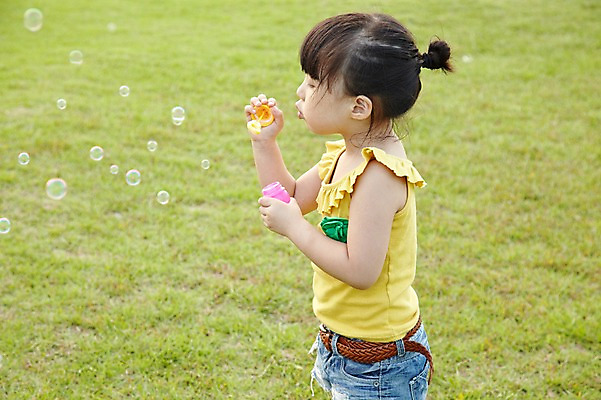 포토 JPG 주간 라이프스타일 공원 여자 딸 어린이라이프 어린이 여행 놀이 휴가 한국 한명 서기 들기 사람 동양인 소녀 잔디 야외 옆모습 장난감 제주도 소풍 놀이용품 산책 유치원생 한국인 비눗방울 불기 순수 즐거움 상쾌 함덕해수욕장 비눗방울놀이 여자만 여자한명만 어린이만 소녀만 소녀한명만 국내포토 자연요소 식물 1 공공시설 감정 아시아 뷰포인트 컨셉 가족 모션 휴식 인종 생활 야외활동 해수욕장 오브젝트 함덕 파일형식