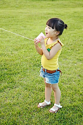 포토 JPG 주간 전신 라이프스타일 공원 여자 딸 어린이라이프 어린이 여행 놀이 휴가 한국 한명 서기 미소 웃음 들기 사람 동양인 소녀 잔디 야외 옆모습 장난감 제주도 소풍 놀이용품 산책 유치원생 한국인 종이컵 실전화기 전화기 순수 즐거움 상쾌 함덕해수욕장 통화 전화놀이 여자만 여자한명만 어린이만 소녀만 소녀한명만 국내포토 자연요소 식물 1 공공시설 감정 아시아 뷰포인트 컨셉 가족 모션 휴식 표정 인종 생활 컵 야외활동 일회용 해수욕장 오브젝트 함덕 파일형식