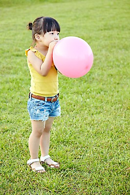 포토 JPG 주간 전신 라이프스타일 공원 여자 딸 어린이라이프 어린이 여행 놀이 휴가 한국 한명 서기 들기 사람 동양인 소녀 잔디 야외 옆모습 장난감 제주도 소풍 놀이용품 산책 유치원생 한국인 불기 순수 즐거움 상쾌 함덕해수욕장 풍선 풍선놀이 풍선불기 여자만 여자한명만 어린이만 소녀만 소녀한명만 국내포토 자연요소 식물 1 공공시설 감정 아시아 뷰포인트 컨셉 가족 모션 휴식 인종 생활 야외활동 해수욕장 오브젝트 함덕 파일형식