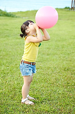 포토 JPG 주간 전신 라이프스타일 공원 여자 딸 어린이라이프 어린이 여행 놀이 휴가 한국 한명 서기 들기 사람 동양인 소녀 잔디 야외 옆모습 장난감 제주도 소풍 놀이용품 산책 유치원생 한국인 불기 순수 즐거움 상쾌 함덕해수욕장 풍선 풍선놀이 풍선불기 여자만 여자한명만 어린이만 소녀만 소녀한명만 국내포토 자연요소 식물 1 공공시설 감정 아시아 뷰포인트 컨셉 가족 모션 휴식 인종 생활 야외활동 해수욕장 오브젝트 함덕 파일형식