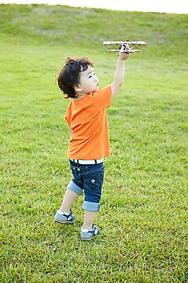 포토 JPG 주간 전신 라이프스타일 공원 남자 어린이라이프 아들 어린이 여행 놀이 휴가 비행기 한국 한명 서기 들기 사람 동양인 소년 잔디 야외 옆모습 장난감 제주도 소풍 놀이용품 산책 유치원생 한국인 순수 즐거움 상쾌 함덕해수욕장 비행기놀이 비행기모형 남자만 남자한명만 어린이만 소년만 소년한명만 국내포토 자연요소 식물 1 공공시설 감정 아시아 뷰포인트 컨셉 가족 항공교통 모션 휴식 대중교통 인종 생활 야외활동 모형 해수욕장 오브젝트 함덕 파일형식