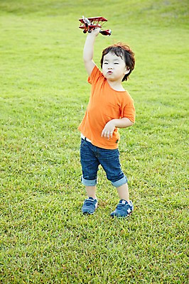 포토 JPG 주간 전신 라이프스타일 공원 남자 어린이라이프 아들 어린이 여행 놀이 휴가 비행기 한국 한명 서기 들기 사람 동양인 소년 잔디 야외 앞모습 장난감 제주도 소풍 놀이용품 산책 유치원생 한국인 순수 즐거움 상쾌 함덕해수욕장 비행기놀이 비행기모형 남자만 남자한명만 어린이만 소년만 소년한명만 국내포토 자연요소 식물 1 공공시설 감정 아시아 뷰포인트 컨셉 가족 항공교통 모션 휴식 대중교통 인종 생활 야외활동 모형 해수욕장 오브젝트 함덕 파일형식