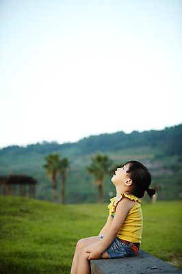 포토 JPG 주간 나무 식물 라이프스타일 응시 공원 여자 딸 어린이라이프 어린이 여행 휴가 휴식 산 한국 한명 사람 앉기 동양인 소녀 잔디 야외 옆모습 아웃포커스 제주도 소풍 산책 유치원생 놀이공원 한국인 올려보기 숲속 숲 순수 즐거움 상쾌 휴양지 함덕해수욕장 여자만 여자한명만 어린이만 소녀만 소녀한명만 국내포토 자연요소 1 시선 공공시설 감정 아시아 뷰포인트 컨셉 가족 모션 촬영기법 인종 생활 야외활동 장소 테마파크 해수욕장 함덕 파일형식